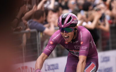 El francés Paul Magnier (Soudal Quick-Step) conquistó este domingo la tercera etapa del Giro de Italia, de 175 kilómetros entre Plovdiv y Sofía, tras imponerse en un electrizante esprint decidido por fotofinish.