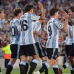 La nómina de la preselección argentina de 55 jugadores que escogió el DT Lionel Scaloni para el Mundial 2026 muestra señales clara del inicio de la renovación del plantel de cara al futuro, coinciden hoy en señalar comentaristas deportivos.
El listado confirma por un lado la continuidad de gran parte de la base campeona del mundo de Qatar 2022
