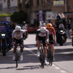 El ecuatoriano Jhonatan Narváez (UAE) se impuso este sábado en la octava etapa del Giro de Italia, disputada entre Chieti y Fermo, después de una fuga de más de 75 kilómetros