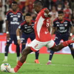 Independiente Santa Fe y Junior de Barranquilla empataron a un gol (1-1) en la semifinal ida de la Liga Colombiana 2026-I. Los visitante se pusieron en ventaja a los 36 minutos, gracias a un gol en propia puerta de Iván Scarpeta; pero la igualdad definitiva se produjo al 85′, cuando Wilmar Roldán revisó una acción en el VAR y sancionó una pena máxima por mano, que capitalizó Hugo Rodallega.@SantaFe