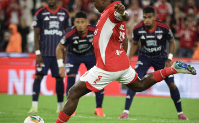 Independiente Santa Fe y Junior de Barranquilla empataron a un gol (1-1) en la semifinal ida de la Liga Colombiana 2026-I. Los visitante se pusieron en ventaja a los 36 minutos, gracias a un gol en propia puerta de Iván Scarpeta; pero la igualdad definitiva se produjo al 85′, cuando Wilmar Roldán revisó una acción en el VAR y sancionó una pena máxima por mano, que capitalizó Hugo Rodallega.@SantaFe