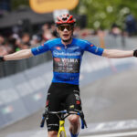 Jonas Vingegaard (Team Visma | Lease a Bike) ha ganado la novena etapa del Giro de Italia 109, la Cervia-Corno alle Scale de 184 km, por delante de Felix Gall (Decathlon CMA CGM Team) y Davide Piganzoli (Team Visma | Lease a Bike).