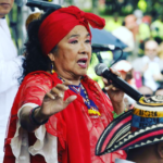 La colombiana Sonia Bazanta Vides, mejor conocida como Totó La Momposina, ha fallecido este martes 19 de mayo a sus 85 años. La noticia fue anunciada por el ministerio de Cultura colombiano con un mensaje en redes sociales.

El Ministerio de las Culturas lamentó la partida de la gran embajadora de la música del Caribe, cuyas honras fúnebres se realizarán en el Capitolio Nacional para rendir homenaje a más de seis décadas de legado artístico.