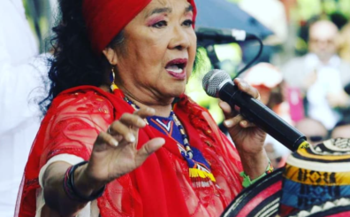 La colombiana Sonia Bazanta Vides, mejor conocida como Totó La Momposina, ha fallecido este martes 19 de mayo a sus 85 años. La noticia fue anunciada por el ministerio de Cultura colombiano con un mensaje en redes sociales.
El Ministerio de las Culturas lamentó la partida de la gran embajadora de la música del Caribe, cuyas honras fúnebres se realizarán en el Capitolio Nacional para rendir homenaje a más de seis décadas de legado artístico.