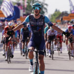 El belga Alec Segaert (Bahrain Victorious) ha sido el vencedor de la duodécima etapa del Giro de Italia disputada entre Imperia y Novi Ligure, de 175 km, en la que ha mantenido la maglia rosa de líder su compañero de equipo portugués Afonso Eulalio.