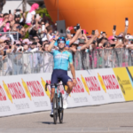 _Alberto Bettiol (XDS Astana Team) ha ganado la etapa 13 del Giro de Italia 109, la Alessandria-Verbania de 187 km, por delante de Andreas Leknessund (Uno-X Mobility) y Jasper Stuyven (Soudal Quick-Step).