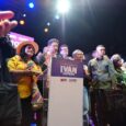El candidato presidencial Iván Cepeda cerró oficialmente su campaña en Bogotá este viernes 22 de mayo de 2026. El evento principal, denominado "Festival por la Vida", se llevó a cabo en la emblemática Plaza de Bolívar en el centro de la ciudad.