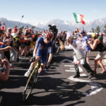 El ciclista danés Jonas Vingegaard (Visma-Lease a Bike) conquistó hoy en solitario la decimocuarta etapa del Giro de Italia, entre Aosta y Pila, y se adueñó de la maglia rosa con un ataque devastador final