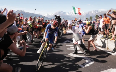 El ciclista danés Jonas Vingegaard (Visma-Lease a Bike) conquistó hoy en solitario la decimocuarta etapa del Giro de Italia, entre Aosta y Pila, y se adueñó de la maglia rosa con un ataque devastador final