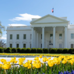 El Servicio Secreto de Estados Unidos informó hoy que un sospechoso fue abatido tras abrir fuego contra un puesto de control de la agencia federal situado en el exterior de la Casa Blanca.