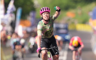 El danés Michael Valgren gana la etapa 17 en Andalo, mientras que su compatriota Jonas Vingegaard conserva la Maglia Rosa..png