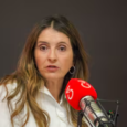 En diálogo con Diana Calderón y Juan Esteban Lewin, la candidata presidencial Paloma Valencia, detalló que será Juan Daniel Oviedo el gerente para atender la emergencia de la salud para que en los primeros 100 días de gobierno se resuelvan 100 millones de atenciones como falta de medicamentos o demora en procedimientos