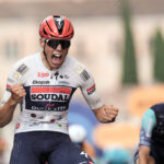 El francés Paul Magnier (Soudal Quick-Step) conquistó hoy la decimoctava etapa del Giro de Italia, tras 171 kilómetros entre Fai Della Paganella y Pieve di Soligo, con un esprint demoledor que confirmó su dominio.
