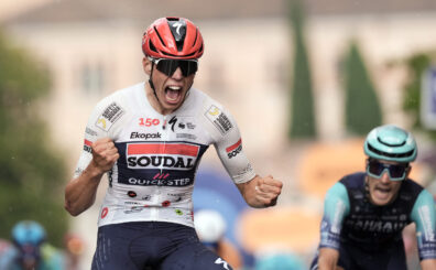 El francés Paul Magnier (Soudal Quick-Step) conquistó hoy la decimoctava etapa del Giro de Italia, tras 171 kilómetros entre Fai Della Paganella y Pieve di Soligo, con un esprint demoledor que confirmó su dominio.