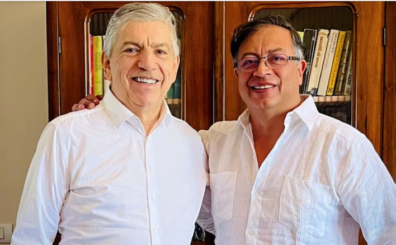 El expresidente y director del Partido Liberal, César Gaviria, y el mandatario Gustavo Petro. Foto Partido Liberal