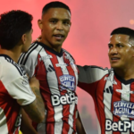Junior dio un golpe de autoridad en el partido de ida de la gran final de la Liga Colombiana 2026-I al imponerse con contundencia por 3-0 sobre Atlético Nacional en el estadio Romelio Martínez.