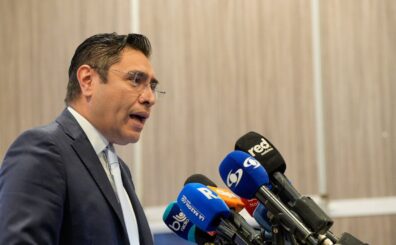 El presidente del tribunal electoral, Cristian Quiroz, dijo: “El Consejo Nacional Electoral, esta sala plena, le informa al país que culminó el proceso de consolidación con 0% de reclamaciones en una de las uniones más grandes de las instituciones trabajamos de la mano con reafirmar el compromiso