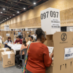Personas votando en Colombia