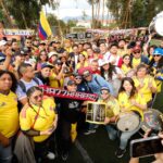 El candidato presidencial del Pacto Histórico y la Alianza por la Vida, Iván Cepeda Castro, junto a su fórmula vicepresidencial, Aida Quilcué, se sumaron a la fiesta del fútbol al recibir el respaldo de 32 barras y 18 colectivos de diversos equipos del fútbol profesional colombiano.