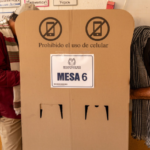 El uso de celulares está prohibido dentro de los puestos de votación, en especial su manipulación en los cubículos. Esta medida, junto con la restricción de cámaras fotográficas o de video, rige entre las 8:00 a. m. y las 4:00 p. m. para garantizar el secreto del voto y evitar delitos electorales.