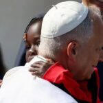 Todos de algún modo somos migrantes, pronunció el Papa Leon XIV en el centro de acogida “Las Raíces” de Tenerife, Islas Canarias, con un mensaje poderoso de solidaridad.