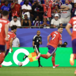John McGinn (segundo por la derecha), número 7 de Escocia.