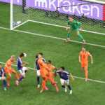 Koki Ogawa #19 de Japón anota el segundo gol de su equipo durante el partido del Grupo F de la Copa Mundial de la FIFA 2026 entre Países Bajos y Japón en el Estadio de Dallas el 14 de junio de 2026 en Arlington, Texas. (Foto de Stacy Revere/Getty Images)