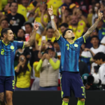 A los 65 minutos Lucho Díaz volvió a frotar la lámpara. Colombia presionó arriba, Gustavo Puerta recuperó la pelota, atacó rápido y abrió a la izquierda para el jugador del Bayern Munich que definió cayéndose al piso y la metió suave al segundo palo del arquero Yusupov, que no pudo contener el disparo.