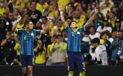 A los 65 minutos Lucho Díaz volvió a frotar la lámpara. Colombia presionó arriba, Gustavo Puerta recuperó la pelota, atacó rápido y abrió a la izquierda para el jugador del Bayern Munich que definió cayéndose al piso y la metió suave al segundo palo del arquero Yusupov, que no pudo contener el disparo.