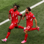 uiza goleó 4-1 a Bosnia y Herzegovina en el Estadio de Los Ángeles por la segunda fecha del Grupo B del Mundial 2026. El gran héroe de la noche fue el joven de 20 años Johan Manzambi, quien ingresó en el segundo tiempo desde el banquillo para romper un partido sumamente cerrado y desatar una ráfaga de goles.