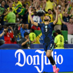 Los sudamericanos sumaron el tercero en el tiempo adicional del primer tiempo. Vinicius Jr. pasó de generador de juego a goleador: controló un pelotazo largo de Lucas Paquetá y la deslizó por debajo de Placide, que había salido a achicar.