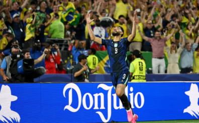 Los sudamericanos sumaron el tercero en el tiempo adicional del primer tiempo. Vinicius Jr. pasó de generador de juego a goleador: controló un pelotazo largo de Lucas Paquetá y la deslizó por debajo de Placide, que había salido a achicar.