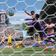 La imagen fue capturada con una cámara remota desde detrás de la portería). Cameron Burgess #21 de Australia anota un autogol, el primer gol de Estados Unidos, durante el partido del Grupo D de la Copa Mundial de la FIFA 2026 entre EE. UU. y Australia en el Estadio de Seattle el 19 de junio de 2026 en Seattle, Washington. (Foto de Sarah Stier - FIFA/FIFA vía Getty Images)