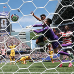 La imagen fue capturada con una cámara remota desde detrás de la portería). Cameron Burgess #21 de Australia anota un autogol, el primer gol de Estados Unidos, durante el partido del Grupo D de la Copa Mundial de la FIFA 2026 entre EE. UU. y Australia en el Estadio de Seattle el 19 de junio de 2026 en Seattle, Washington. (Foto de Sarah Stier - FIFA/FIFA vía Getty Images)