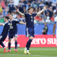 Scott McTominay #4 de Escocia reacciona cuando John McGinn #7 de Escocia es desafiado por Neil El Aynaoui #24 de Marruecos dentro del área, pero no se pita penalti durante el partido del Grupo C de la Copa Mundial de la FIFA 2026 entre Escocia y Marruecos en el Boston Stadium el 19 de junio de 2026 en Foxborough, Massachusetts. (Foto de Patrick Smith - FIFA/FIFA vía Getty Images)
