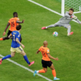 Houston, Texas - 20 De Junio: Brian Brobbey #19 de los Países Bajos anota el primer gol de su equipo ante Kristoffer Nordfeldt #23 de Suecia durante el partido del Grupo F de la Copa Mundial de la FIFA 2026 entre Países Bajos y Suecia en el Estadio de Houston el 20 de junio de 2026 en Houston, Texas. (Foto de Alex Slitz/Getty Images)