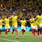 Zapopan, México - 23 DE junio: Daniel Muñoz #2 de Colombia celebra con sus compañeros tras marcar el primer gol del equipo durante el partido del Grupo K de la Copa Mundial de la FIFA 2026 entre Colombia y la República Democrática del Congo en el Estadio Guadalajara el 23 de junio de 2026 en Zapopan, México. (Foto de Carl Recine/Getty Images)