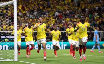 Zapopan, México - 23 DE junio: Daniel Muñoz #2 de Colombia celebra con sus compañeros tras marcar el primer gol del equipo durante el partido del Grupo K de la Copa Mundial de la FIFA 2026 entre Colombia y la República Democrática del Congo en el Estadio Guadalajara el 23 de junio de 2026 en Zapopan, México. (Foto de Carl Recine/Getty Images)