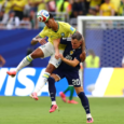 Miami Gardens, Florida - 24 DE junio: Gabriel Magalhaes #3 de Brasil disputa un balón aéreo con Lawrence Shankland #20 de Escocia durante el partido del Grupo C de la Copa Mundial de la FIFA 2026 entre Escocia y Brasil en el Miami Stadium el 24 de junio de 2026 en Miami Gardens, Florida. (Foto de Megan Briggs/Getty Images)