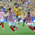 Santa Clara, California - 25 DE junio: Aiden O'Neill #13 de Australia disputa el balón con Andrés Cubas #14 y Juan José Cáceres #4 de Paraguay durante el partido del Grupo D de la Copa Mundial de la FIFA 2026 entre Paraguay y Australia en el Estadio del Área de la Bahía de San Francisco el 25 de junio de 2026 en Santa Clara, California. (Foto de Matt McNulty - FIFA/FIFA vía Getty Images)