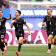 Inglewood, California - 28 DE junio: Stephen Eustaquio #7 de Canadá celebra el primer gol de su equipo con sus compañeros y Jesse Marsch, entrenador de Canadá, durante el partido de dieciseisavos de final de la Copa Mundial de la FIFA 2026 entre Sudáfrica y Canadá en el Estadio de Los Ángeles el 28 de junio de 2026 en Inglewood, California. (Foto de Alex Grimm/Getty Images)