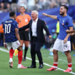 East Rutherford, Nueva Jersey - 30 DE junio: Kylian Mbappé, número 10 de Francia, celebra con Didier Deschamps, seleccionador de Francia, tras marcar el primer gol del equipo durante el partido de dieciseisavos de final de la Copa Mundial de la FIFA 2026 entre Francia y Suecia en el New York New Jersey Stadium el 30 de junio de 2026 en East Rutherford, Nueva Jersey. (Foto de Mattia Ozbot/Getty Images)