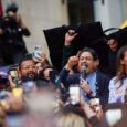 El senador del Pacto Histórico, Ferney Silva Idrobo, sorprendió este jueves al plantear públicamente que el senador y excandidato presidencial Iván Cepeda debería considerar una candidatura a la Alcaldía de Bogotá.