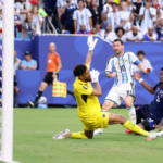 Miami Gardens, Florida - 3 de julio de 2026: Lionel Messi #10 de Argentina anota el primer gol de su equipo durante el partido de dieciseisavos de final de la Copa Mundial de la FIFA 2026 entre Argentina y Cabo Verde en el Miami Stadium. (Foto de Darrian Traynor/Getty Images)