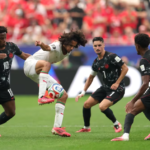 Houston, Texas - 4 de julio: Ayyoub Bouaddi #6 de Marruecos controla el balón ante Jonathan David #10 de Canadá durante el partido de octavos de final de la Copa Mundial de la FIFA 2026 entre Canadá y Marruecos en el Estadio de Houston el 4 de julio de 2026 en Houston, Texas. (Foto de Alex Slitz/Getty Images)