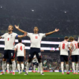 Ciudad De México, México - 5 DE julio: Jude Bellingham #10 de Inglaterra celebra con su compañero Harry Kane #9 tras marcar el primer gol de su equipo durante el partido de octavos de final de la Copa Mundial de la FIFA 2026 entre México e Inglaterra en el Estadio de la Ciudad de México el 5 de julio de 2026 en la Ciudad de México, México. (Foto de Julian Finney - FIFA/FIFA vía Getty Images)