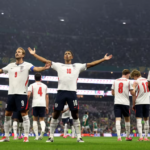 Ciudad De México, México - 5 DE julio: Jude Bellingham #10 de Inglaterra celebra con su compañero Harry Kane #9 tras marcar el primer gol de su equipo durante el partido de octavos de final de la Copa Mundial de la FIFA 2026 entre México e Inglaterra en el Estadio de la Ciudad de México el 5 de julio de 2026 en la Ciudad de México, México. (Foto de Julian Finney - FIFA/FIFA vía Getty Images)