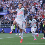Seattle, Washington - 6 de julio de 2026: Charles De Ketelaere, número 17 de Bélgica, celebra tras marcar el primer gol de su equipo durante el partido de octavos de final de la Copa Mundial de la FIFA 2026 entre Estados Unidos y Bélgica en el Estadio de Seattle, Washington. (Foto de Alex Grimm/Getty Images)