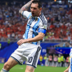 Argentina está sufriendo, pero va sacando los partidos. Herido quizás, pero no muerto. En el minuto 79 del partido la albiceleste tenía un 0-2 en contra que en condiciones normales sonaba a eliminación,