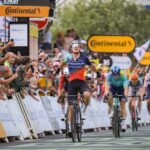 La quinta etapa del Tour de Francia 2026 concluyó con un vibrante sprint masivo en las calles de Pau, donde el neerlandés Olav Kooij (Visma-Lease a Bike) consiguió la primera victoria de su carrera en la ronda francesa.